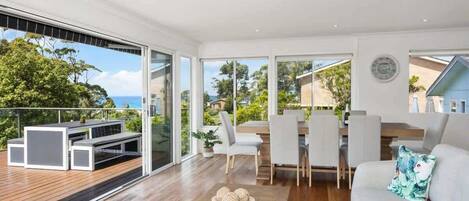 Televisión, chimenea, libros