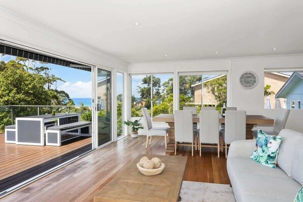 TV, fireplace, books - House of Views Summar (Mollymook)