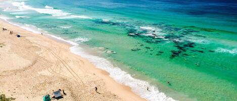 Una spiaggia nelle vicinanze