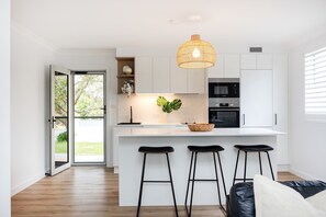 Réfrigérateur, four à micro-ondes, un four, surface de cuisson