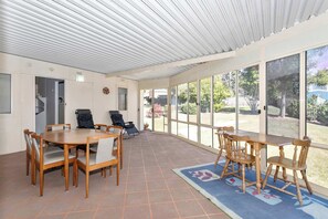 Dining - So Close to the Beach (Mollymook)