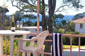 Outdoor dining - So Close to the Beach (Mollymook)