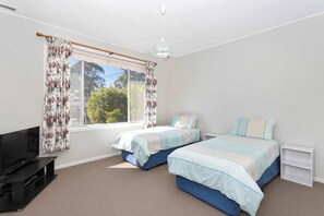 3 bedrooms, iron/ironing board - So Close to the Beach (Mollymook)