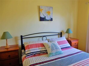 2 bedrooms, iron/ironing board - Donlan's Beach Shack (Mollymook Beach)