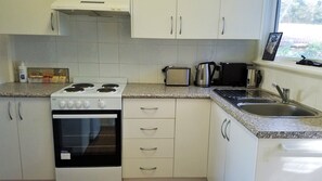 冷蔵庫、電子レンジ、オーブン、コンロ