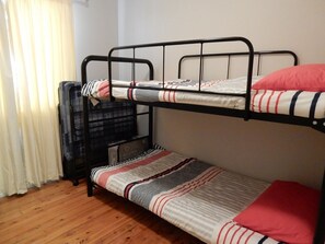 2 habitaciones y tabla de planchar con plancha