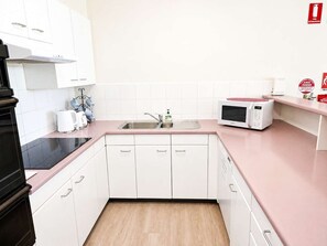 Een koelkast, een magnetron, een oven, een kookplaat