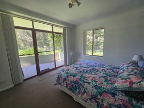 2 bedrooms, iron/ironing board, WiFi - Fathoms 1 at Mollymook (Mollymook Beach)