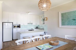 Fridge, microwave, oven, stovetop - Fathoms 8 at Mollymook (Mollymook Beach)
