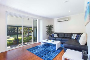 Télévision, console de jeux vidéo, livres