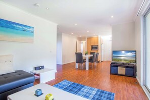 TV, video-game console, books - Waterfront Wonder Sum (Lake Conjola)