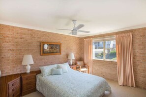 3 bedrooms, iron/ironing board - Magnificent Outlook (Mollymook Beach)