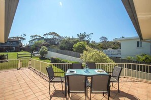 Outdoor dining - Magnificent Outlook (Mollymook Beach)