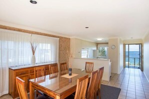 Dining - Magnificent Outlook (Mollymook Beach)