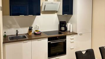 Een koelkast, een magnetron, een oven, een kookplaat