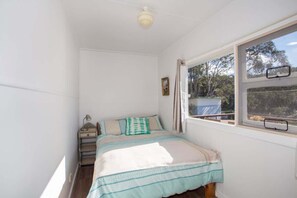2 bedrooms, iron/ironing board, bed sheets