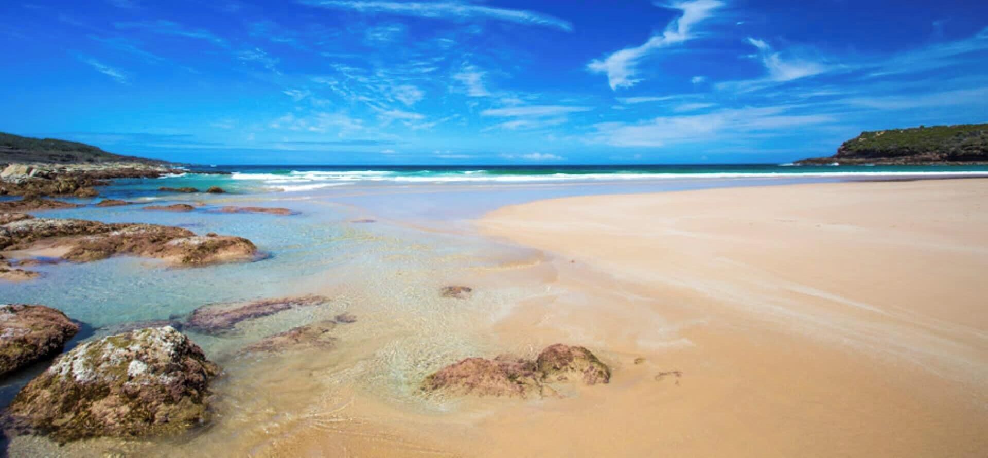 Una spiaggia nelle vicinanze