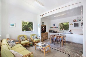 Télévision, lecteur de DVD, livres