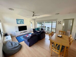 TV - Beach Retreat at Mollymook (Mollymook)