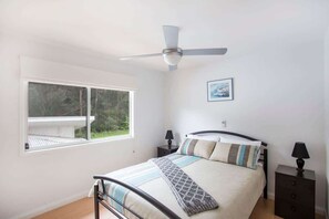 3 bedrooms, iron/ironing board, WiFi - Beach Retreat at Mollymook (Mollymook)