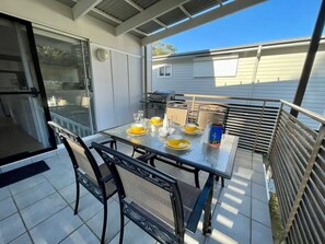 Outdoor dining - Beach Retreat at Mollymook (Mollymook)