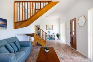 TV, DVD player - Seaside Beach House (Dolphin Point)