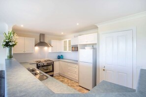 Fridge, microwave, oven, stovetop - Summer Days Summary: (Mollymook)