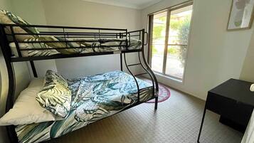 4 slaapkamers, een strijkplank/strijkijzer, wifi