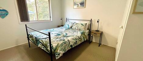 4 bedrooms, iron/ironing board, WiFi
