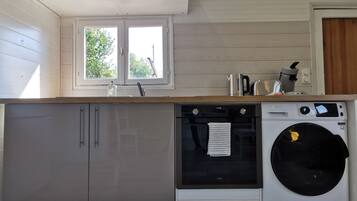 KylskÄp, ugn, spishÀll och kaffe- och tebryggare