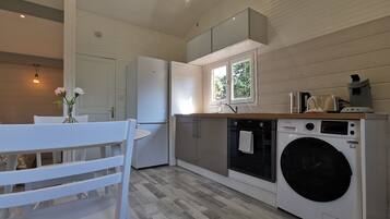 Fridge, oven, stovetop, coffee/tea maker