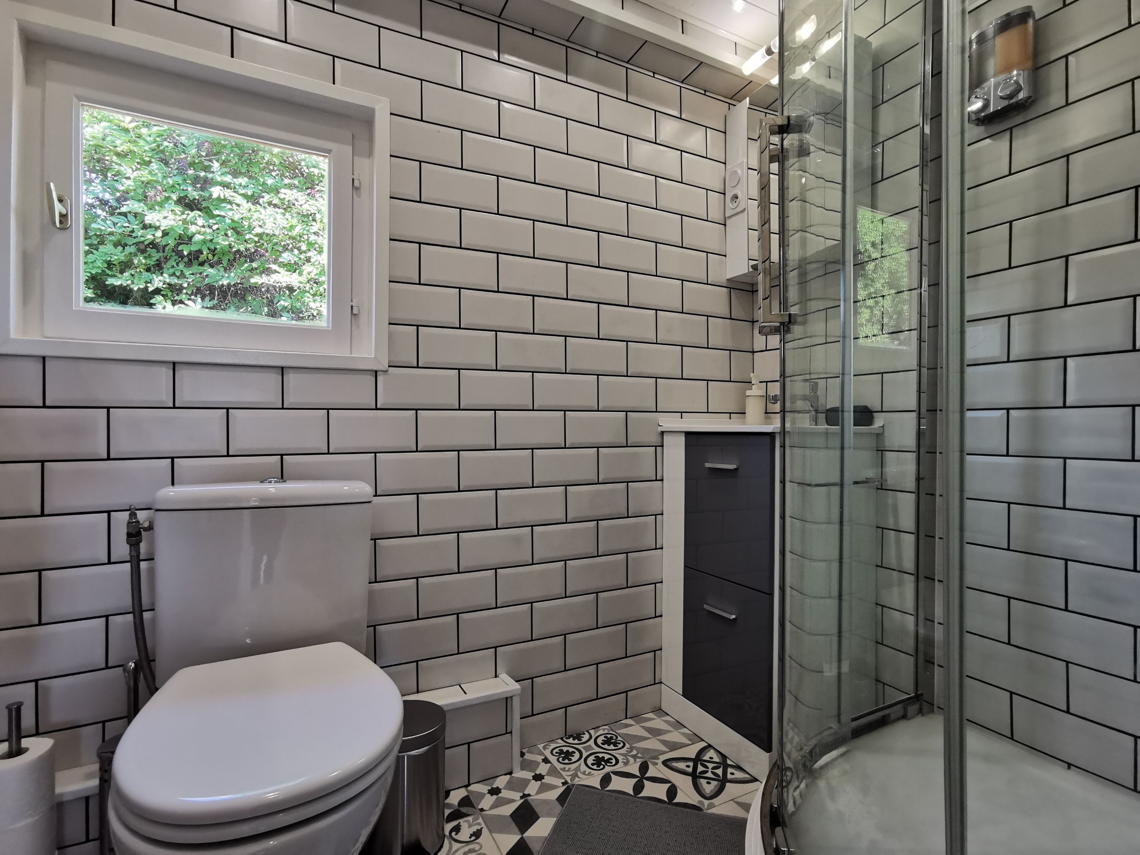 Douche, sèche-cheveux, serviettes fournies, savon