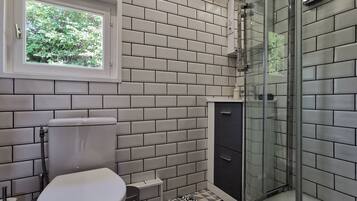 Een douche, een haardroger, handdoeken, zeep