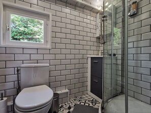 Douche, sèche-cheveux, serviettes fournies, savon