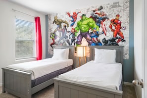 6 bedrooms, iron/ironing board, bed sheets - 8032 Oak Shadow Court (Davenport)