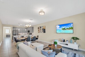 Living room - 635 Ocean Course Avenue (Davenport)