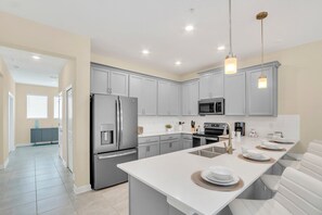 Fridge, microwave, oven, stovetop - 635 Ocean Course Avenue (Davenport)