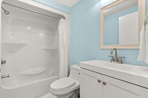 Badekar, hårtørrer, håndklæder