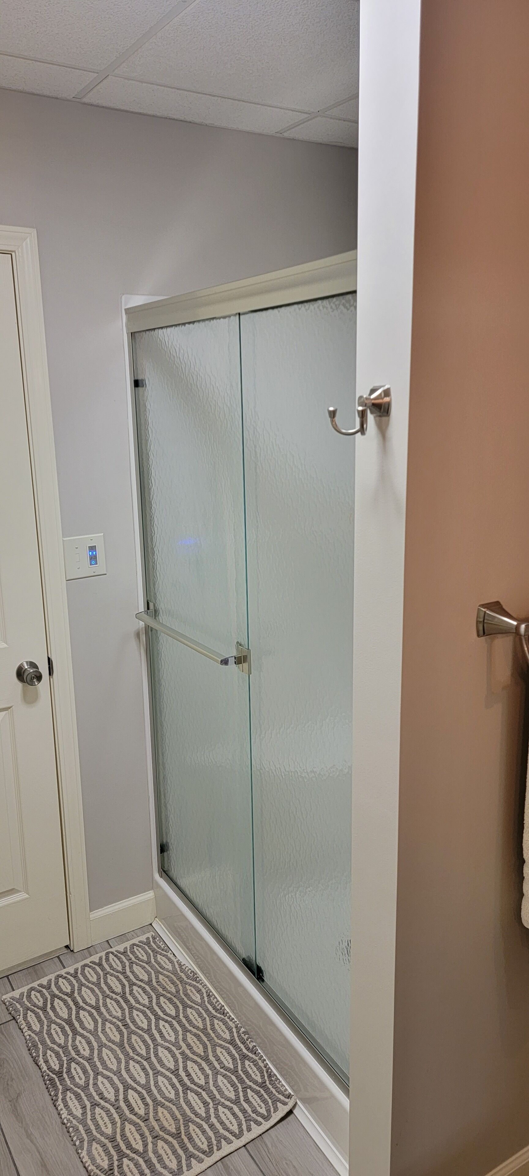 Douche, serviettes fournies, savon, papier toilette