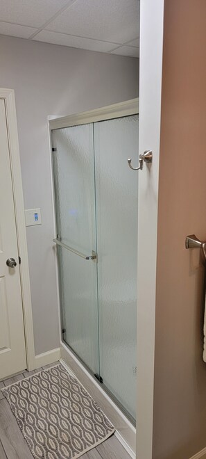 シャワー、タオル、石鹸、トイレットペーパー