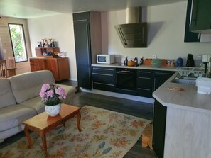 Fernseher, DVD-Player, Bücher, Videothek