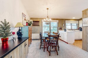 Dining - Charming townhome with pool, fireplace, skiing, fast WiFi, & washer/dryer (Conway)