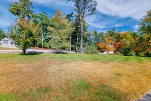 Property grounds - Charming townhome with pool, fireplace, skiing, fast WiFi, & washer/dryer (Conway)