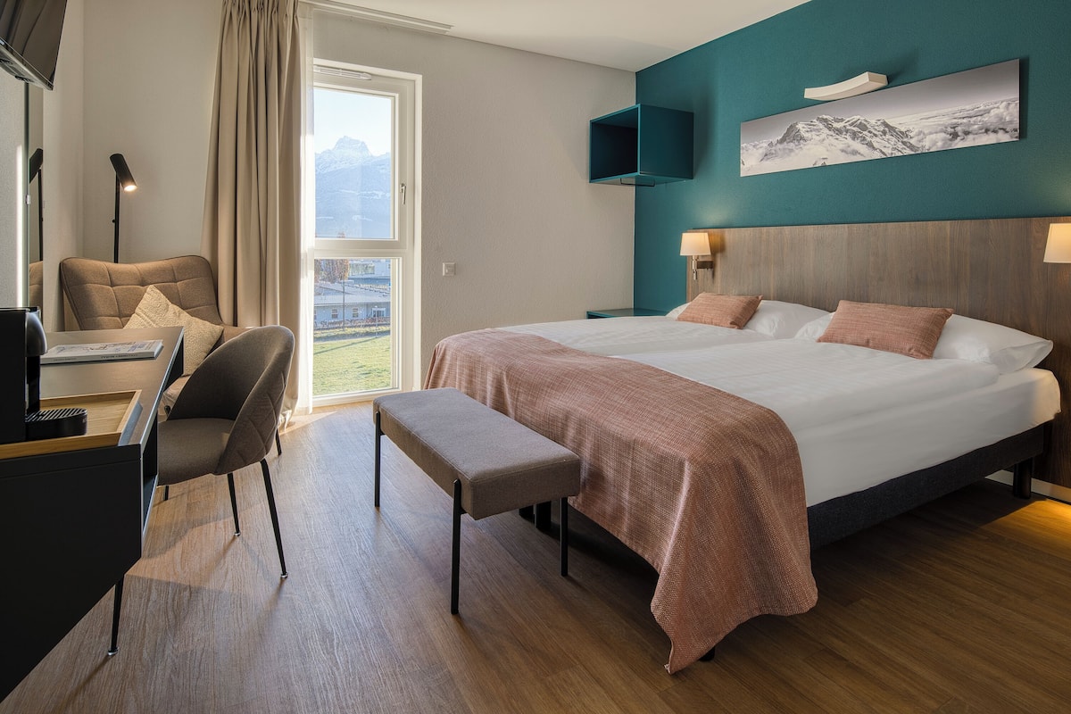 Chambre Double Standard, 1 grand lit, vue jardin | Coffres-forts dans les chambres, bureau