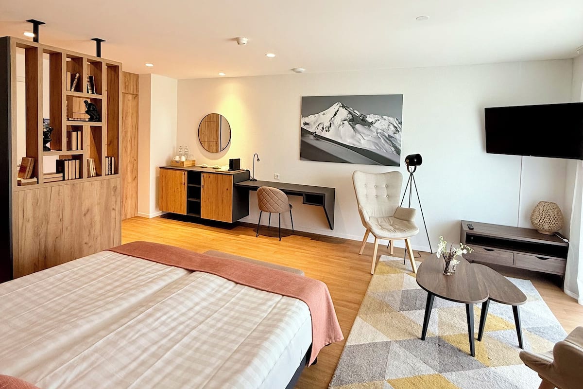 Junior Suite, 1 King Bed, Accessible, Balcony | 1 bedroom, in-room safe, desk, laptop workspace