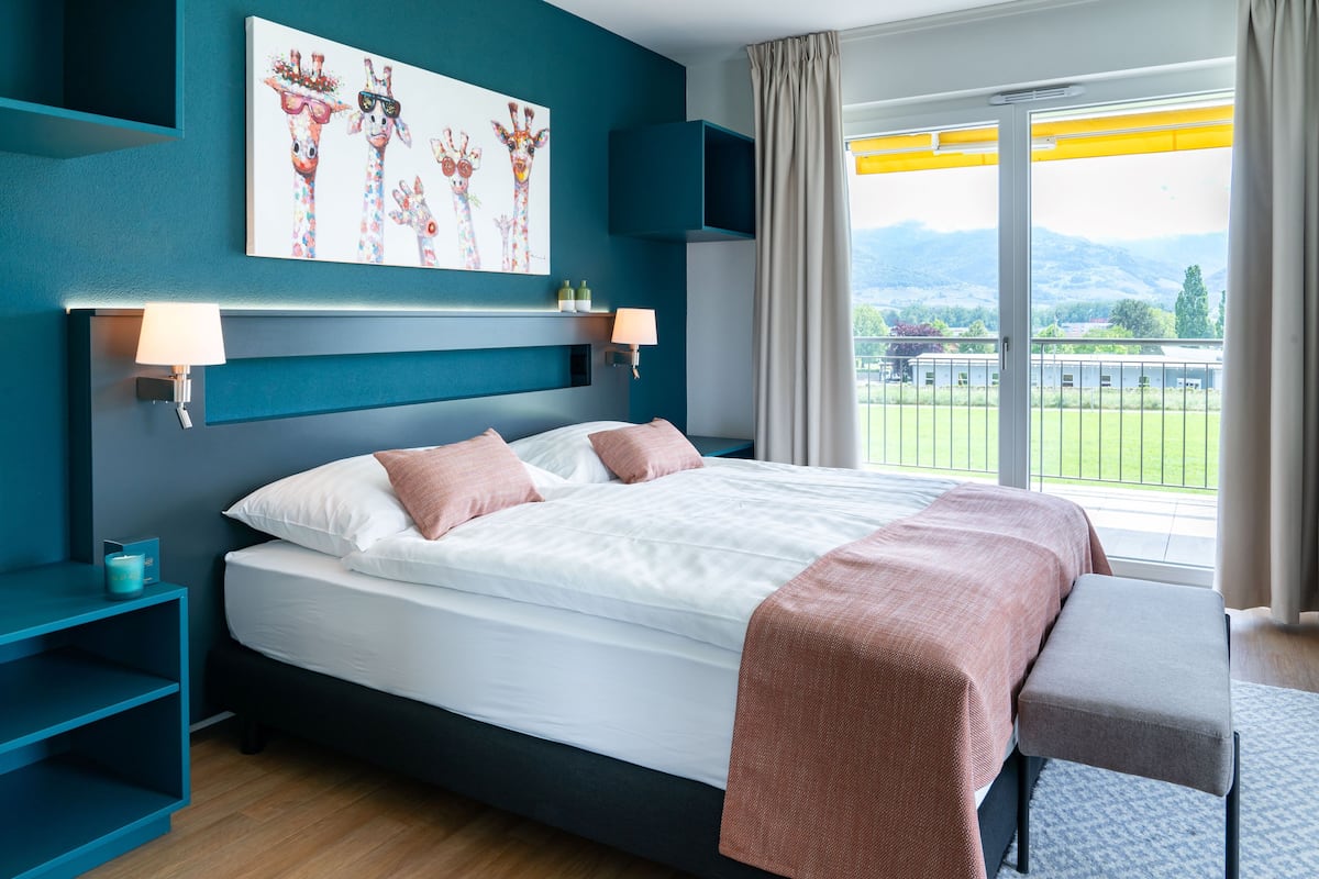 Habitación doble superior, 1 cama Queen size, vista a la montaña | 1 habitación, caja de seguridad en la habitación y escritorio
