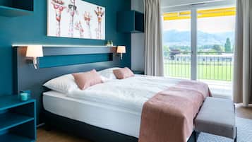 Quarto casal superior, 1 cama Queen, vista para a montanha | Cofres nos quartos, escrivaninha, espaço de trabalho para notebook