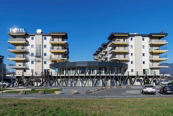 Vista frontal de la propiedad