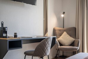 Standaard tweepersoonskamer, 1 queensize bed, uitzicht op tuin | Woonruimte | Een flatscreentelevisie, Netflix, vloerverwarming en streamingdiensten