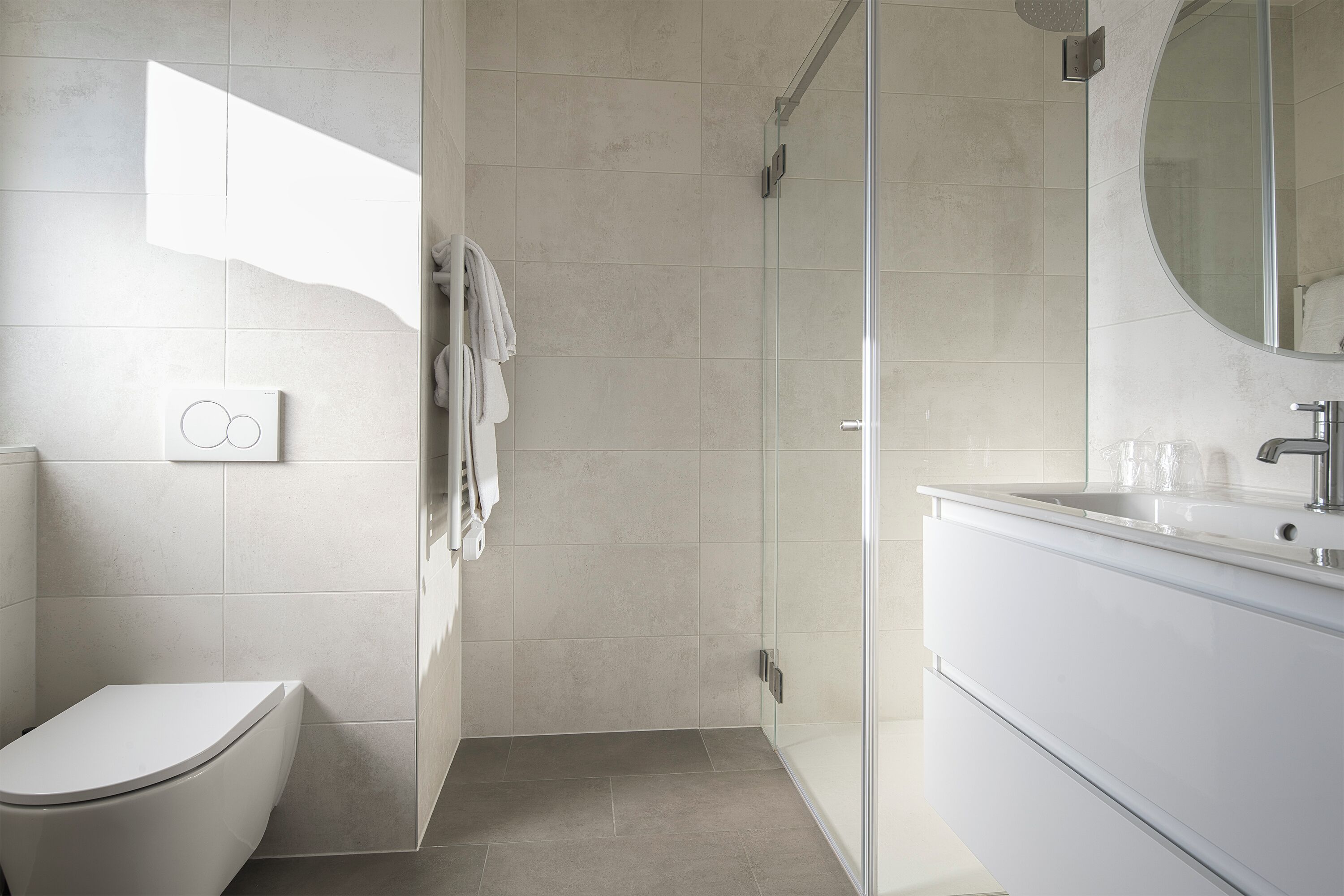 Suite Junior, 1 letto king, accessibile ai disabili, balcone | Bagno | Doccia, asciugacapelli, asciugamani, sapone